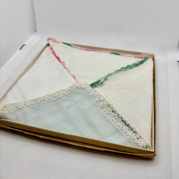 Vintage Linen Pocket Squares with Delicate Crochet Edge, with Box, Circa 1940s - Picture 2 of 7